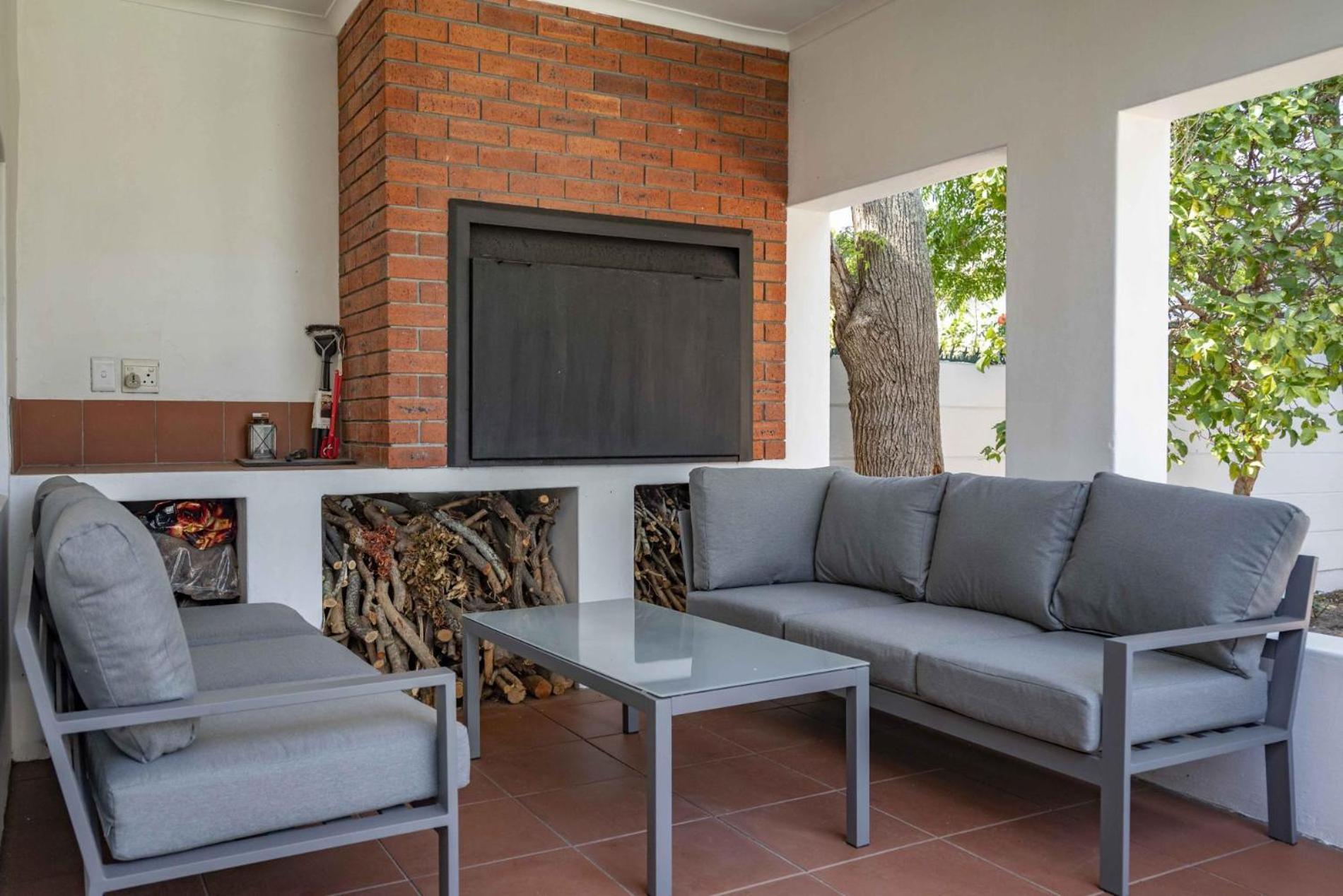 Spacious Claremont With Pool Fireplace Holiday home
