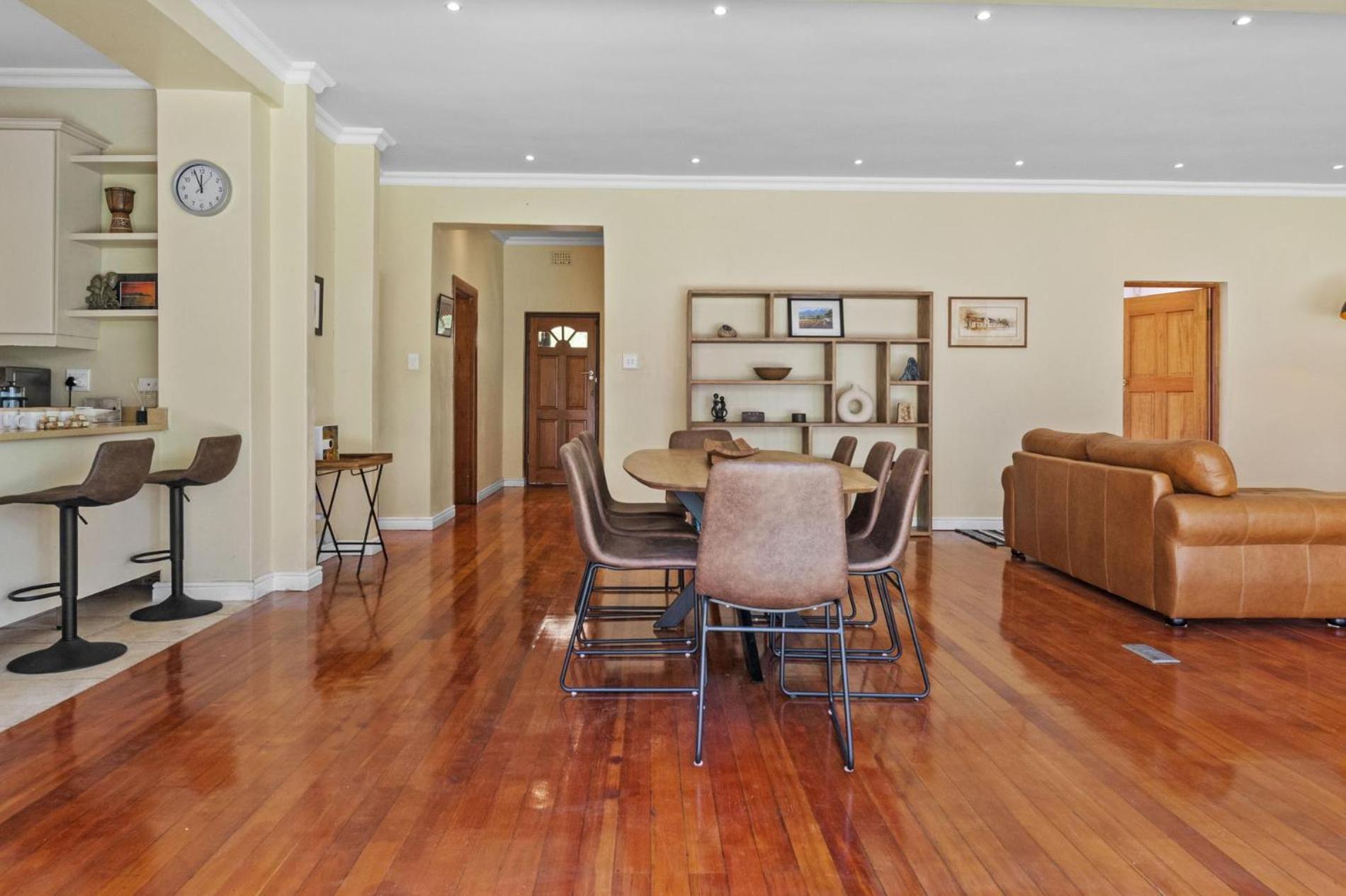 Spacious Claremont With Pool Fireplace Holiday home