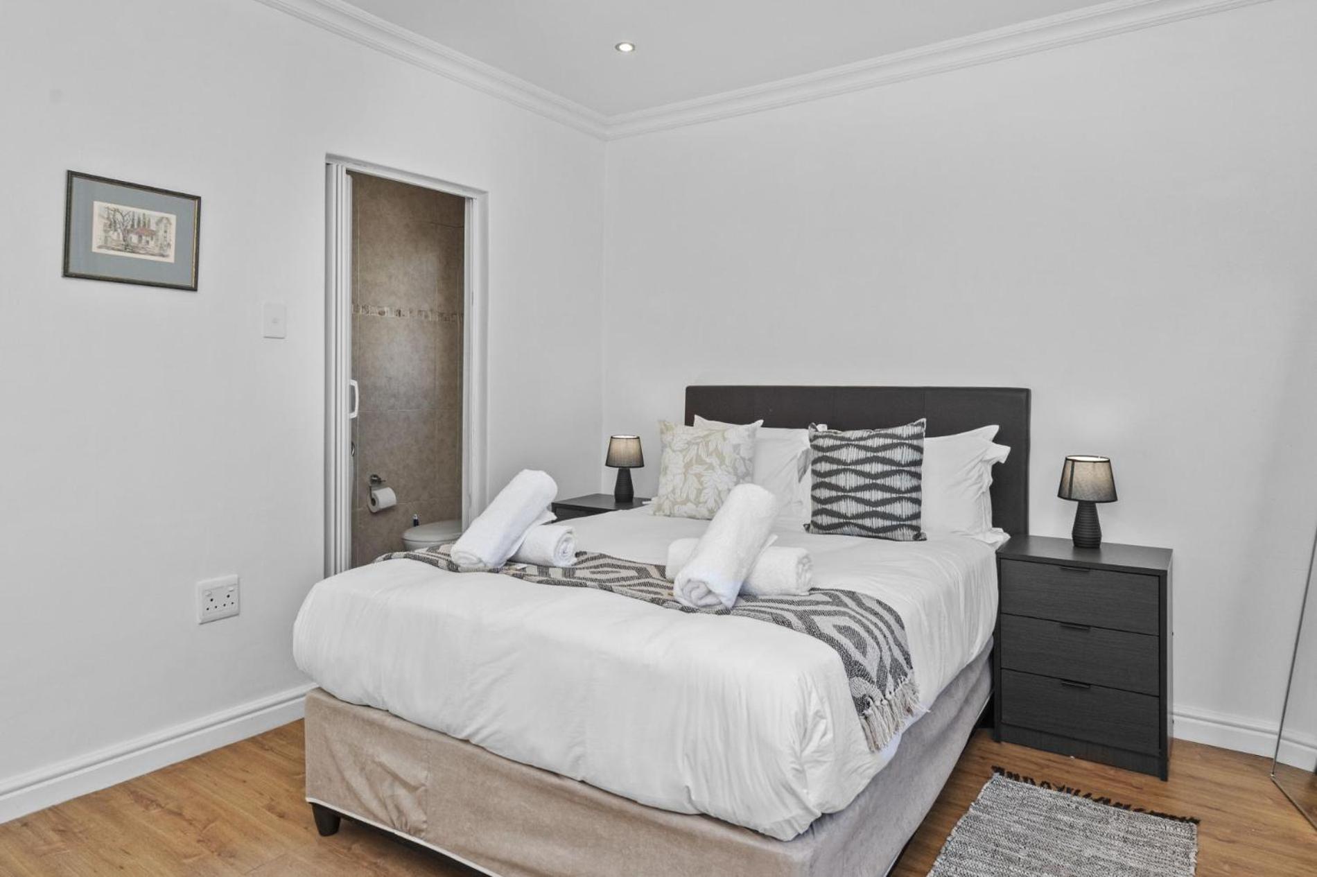 Spacious Claremont With Pool Fireplace Holiday home Cape Town