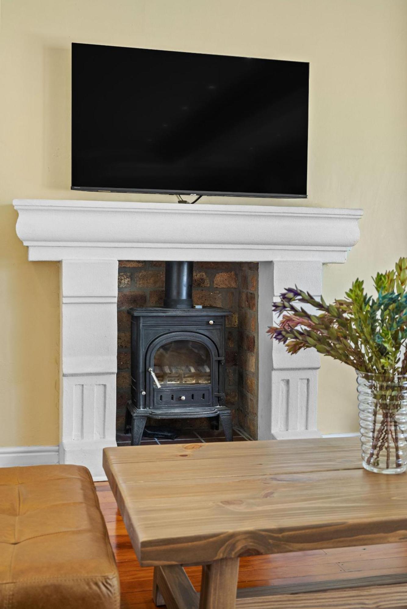Spacious Claremont With Pool Fireplace *