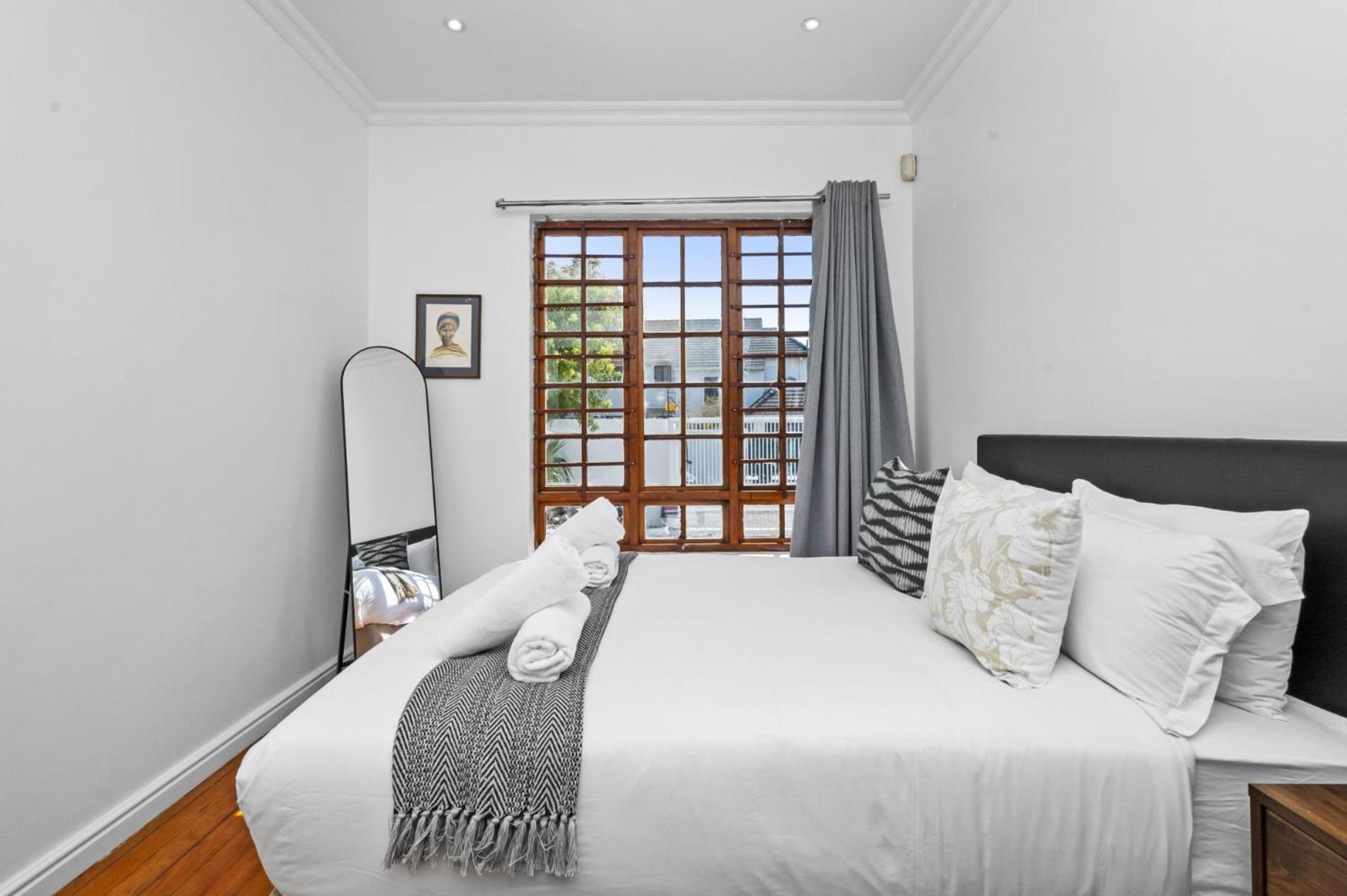 Spacious Claremont With Pool Fireplace Cape Town