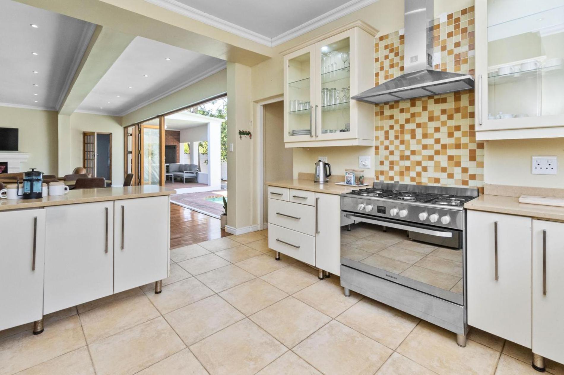 Spacious Claremont With Pool Fireplace Holiday home