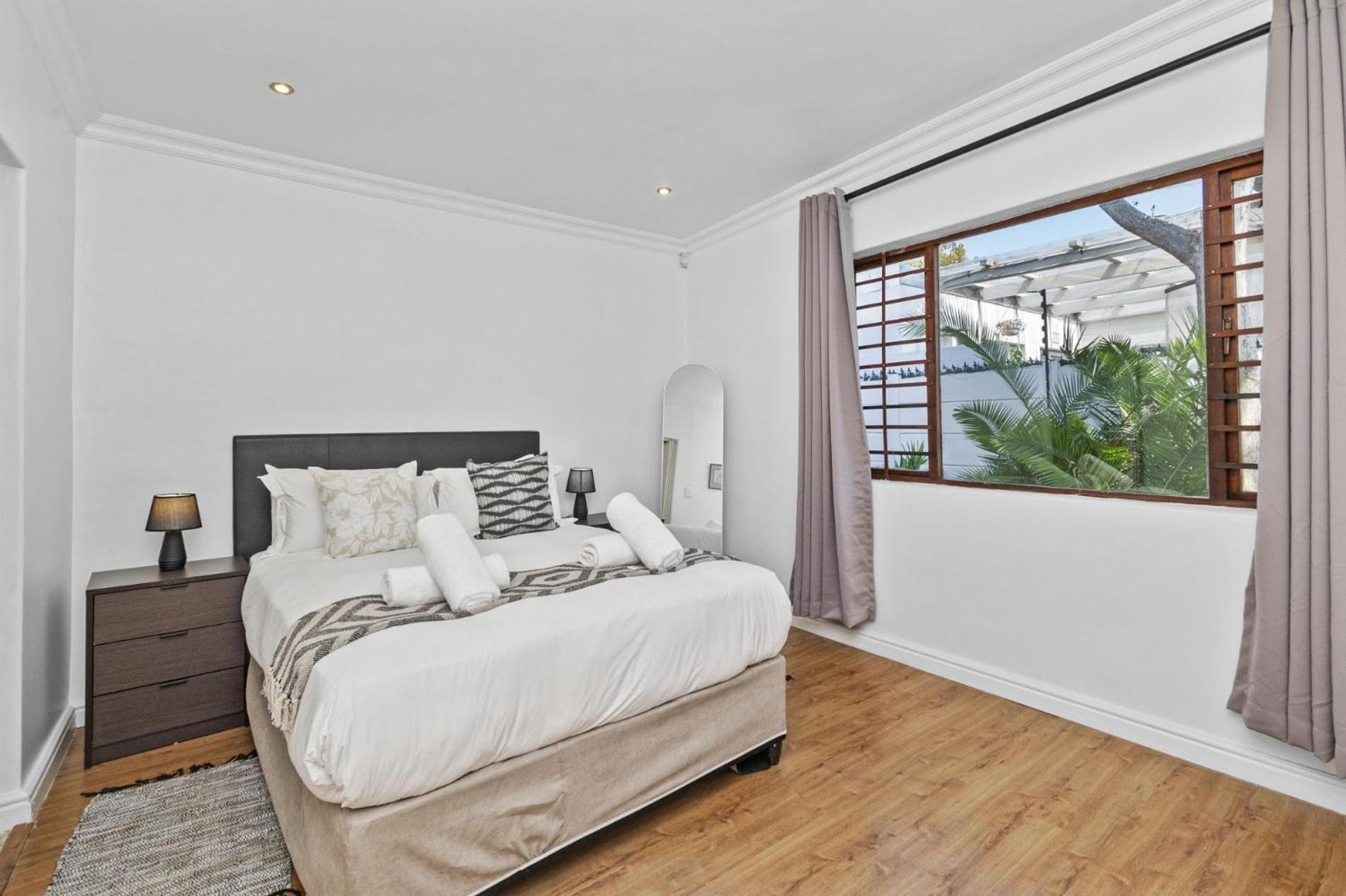 Spacious Claremont With Pool Fireplace Holiday home