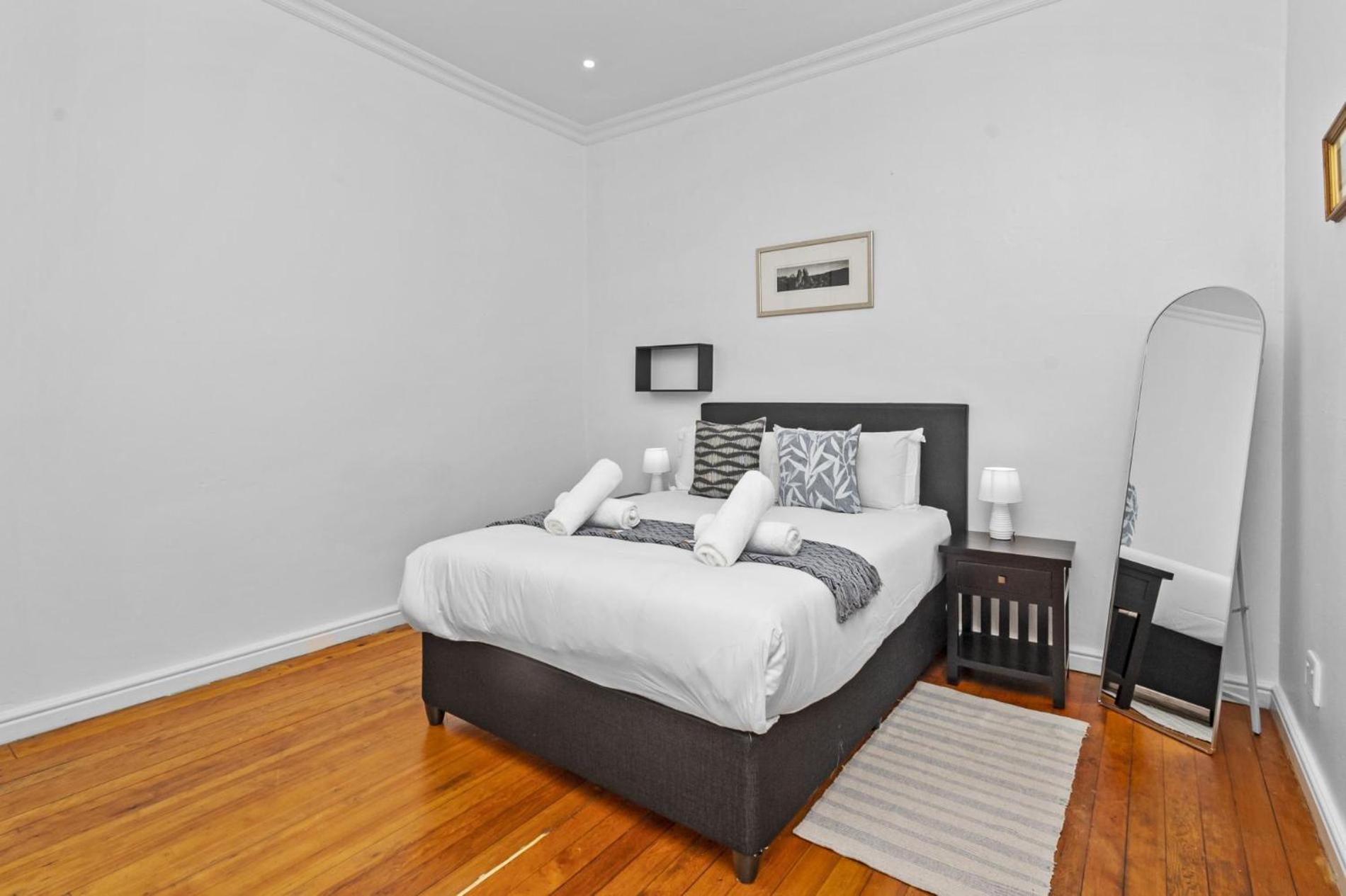 Spacious Claremont With Pool Fireplace Holiday home *