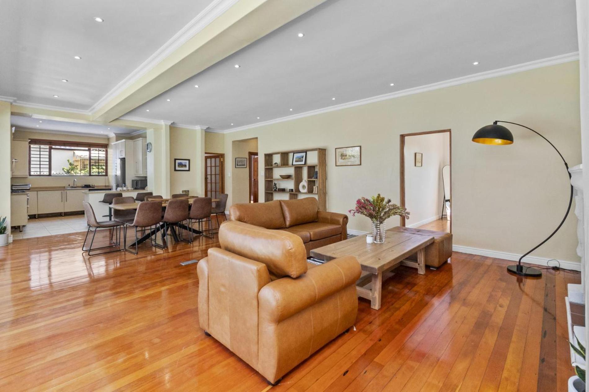 Spacious Claremont With Pool Fireplace