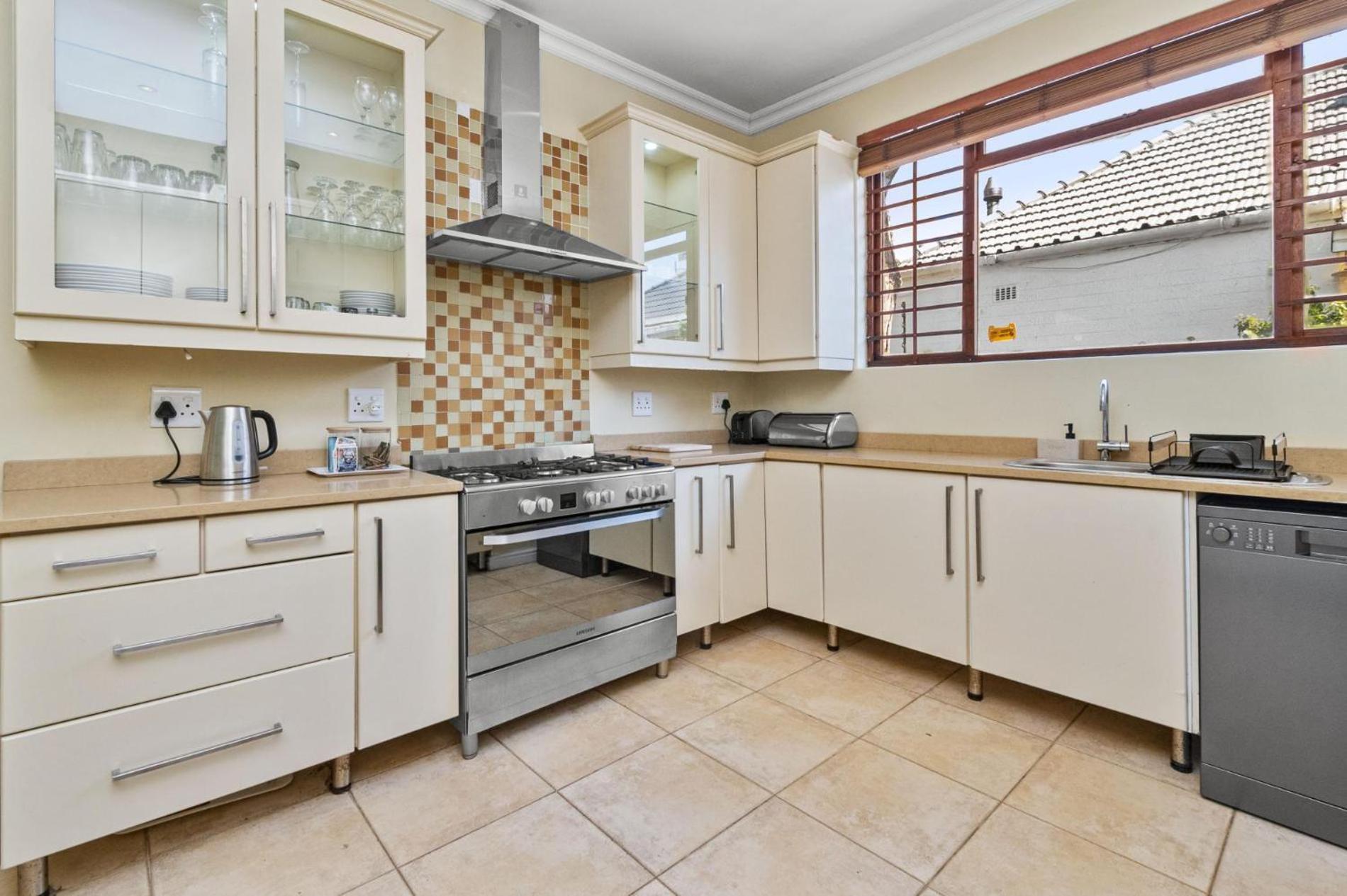 Spacious Claremont With Pool Fireplace Holiday home *