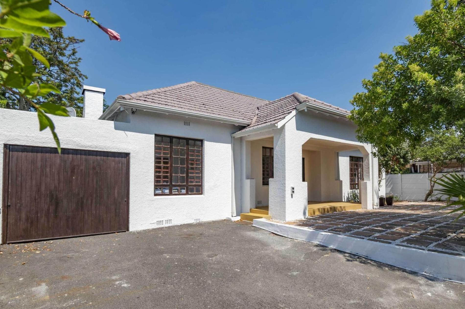 Spacious Claremont With Pool Fireplace *