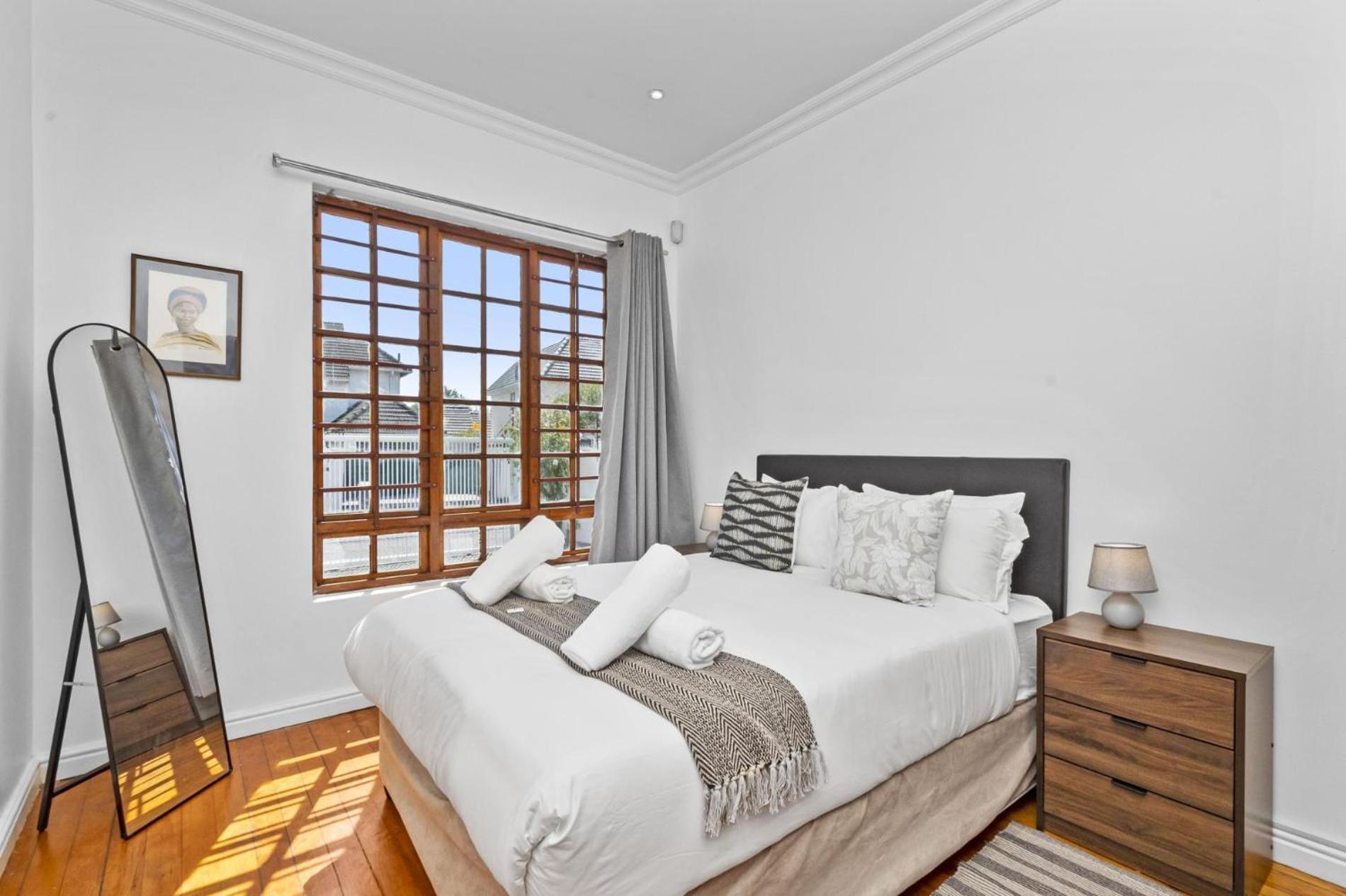 Spacious Claremont With Pool Fireplace Cape Town