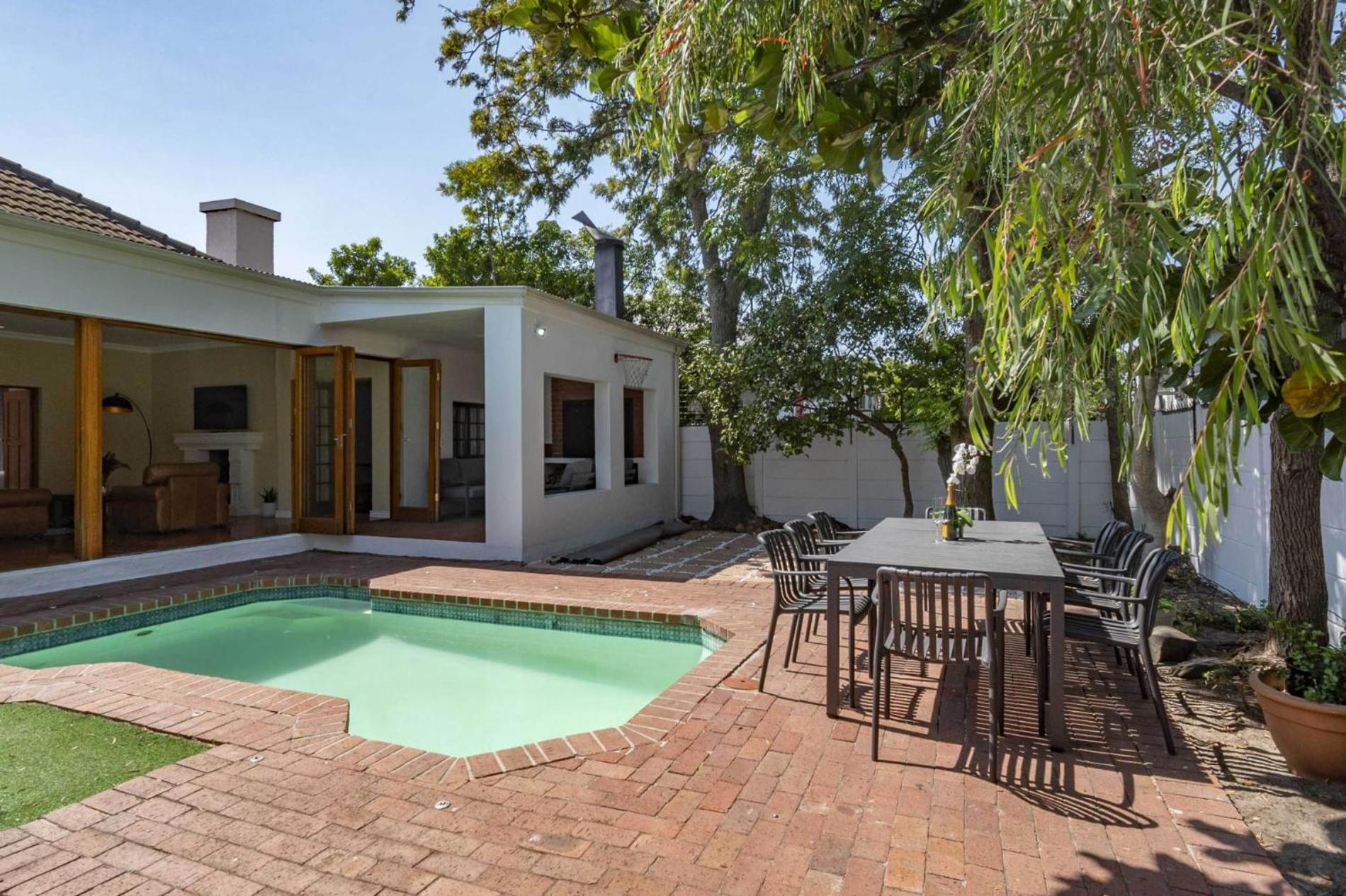 Spacious Claremont With Pool Fireplace Holiday home