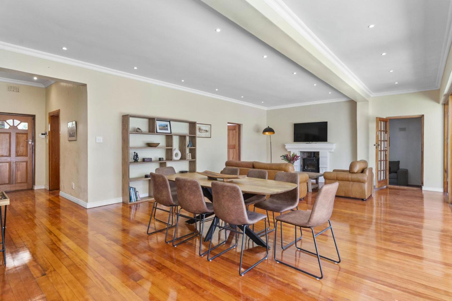 Holiday home Spacious Claremont With Pool Fireplace