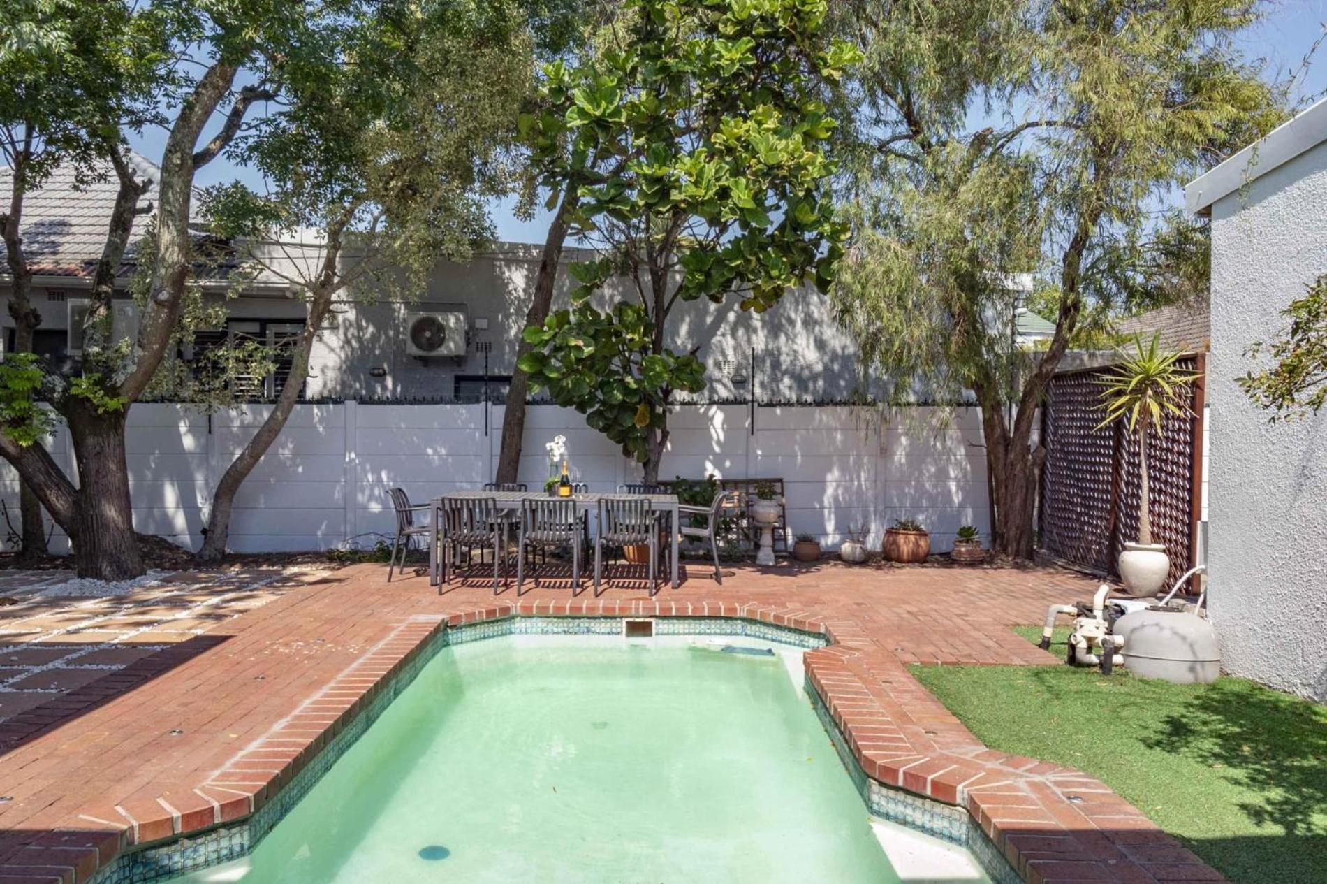 Spacious Claremont With Pool Fireplace Cape Town