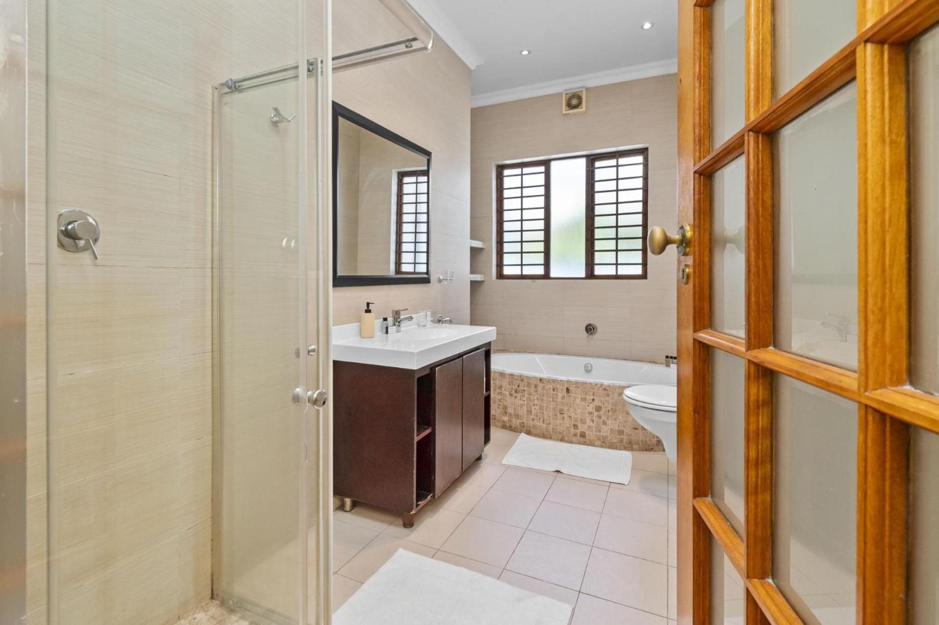 Spacious Claremont With Pool Fireplace * Cape Town