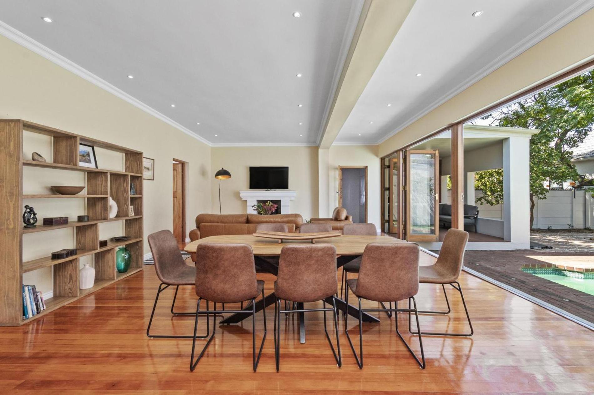 Spacious Claremont With Pool Fireplace Holiday home *