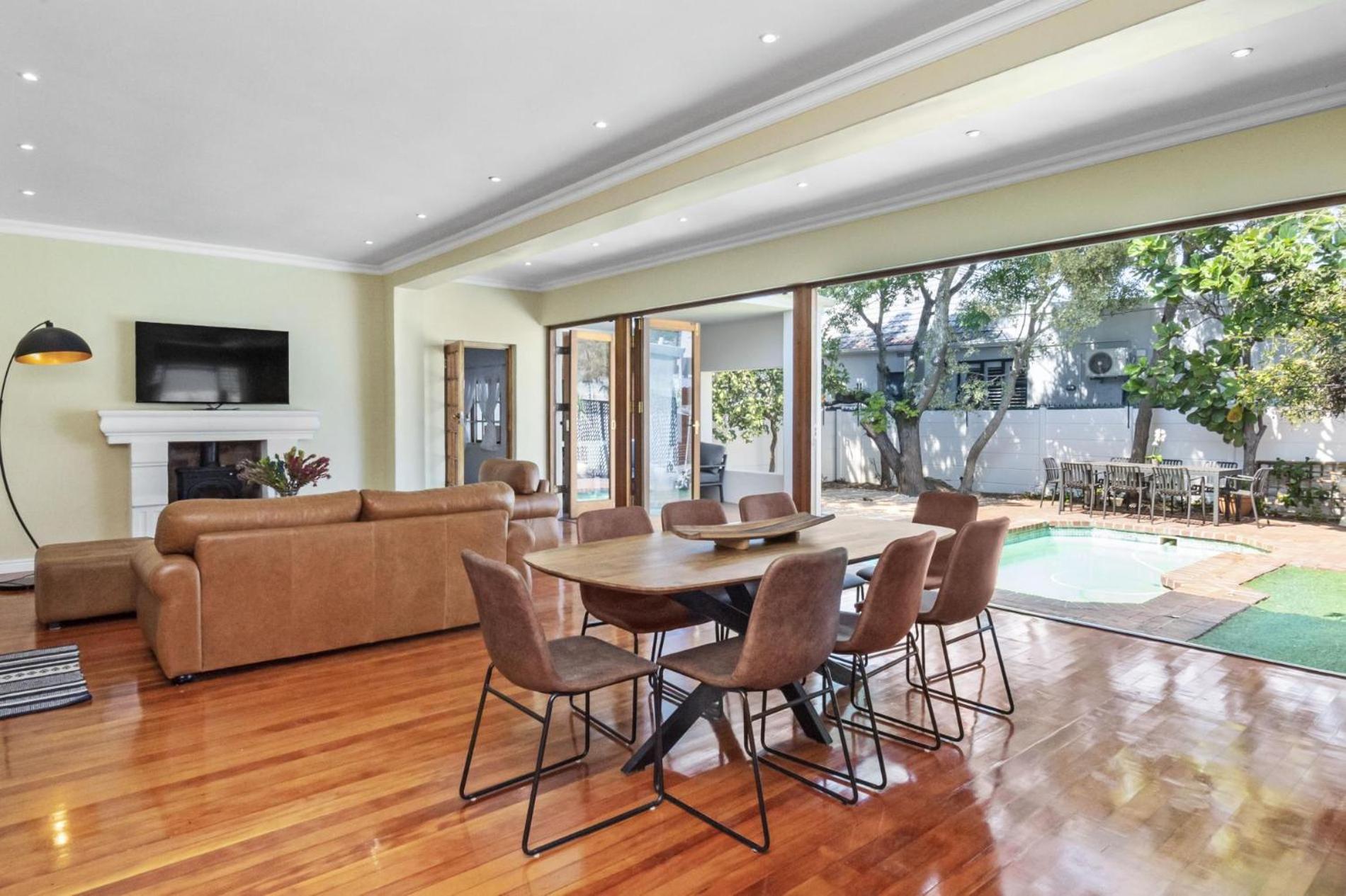 Spacious Claremont With Pool Fireplace