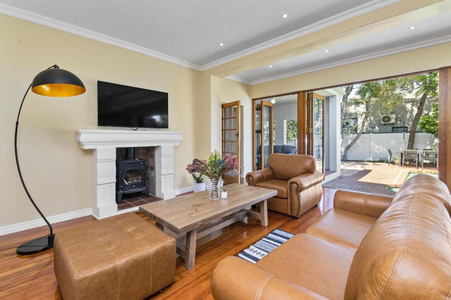 Spacious Claremont With Pool Fireplace *